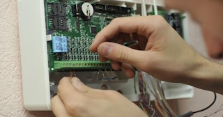 Монтаж аварийных сигнализаций от 3125 руб. в Луге